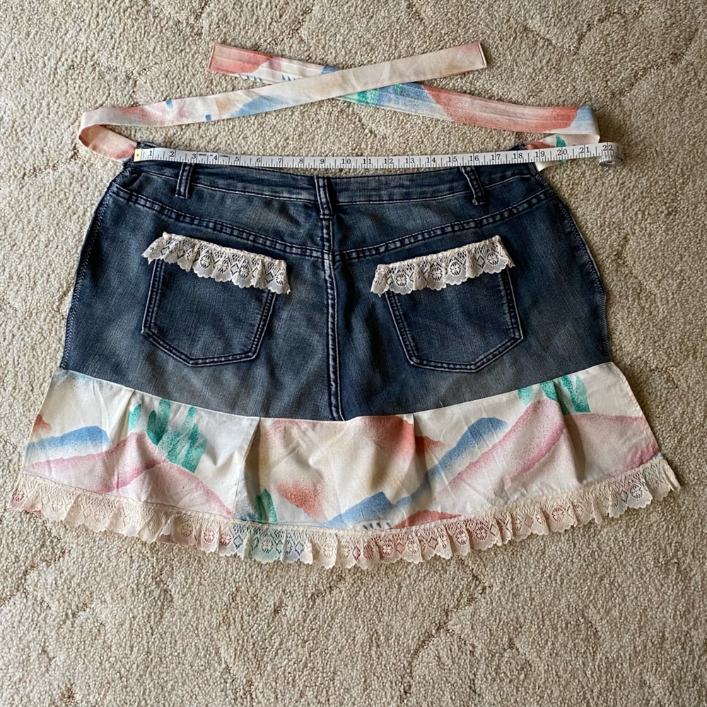 Apron: hand crafted denim waist work apron with two pockets, ruffle and lace. - Picture 2 of 3